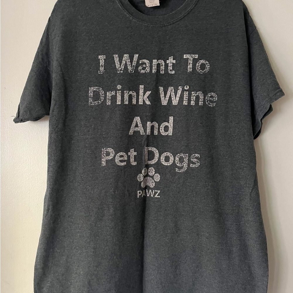 ♥️$10 FINAL PRICE ♥️ Gray dogs & wine shirt medium